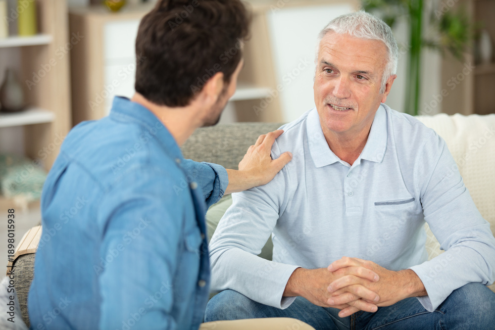 Obraz premium man reassuring friend with hand on his shoulder