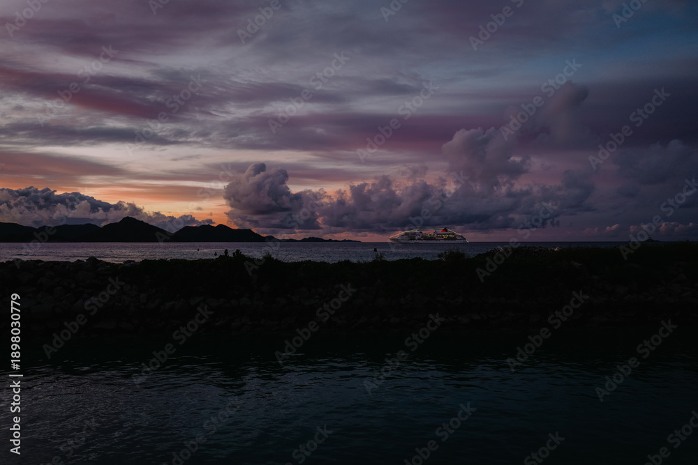Obraz premium Purple Sunset over Open Water Seen from Marina, Seychelles