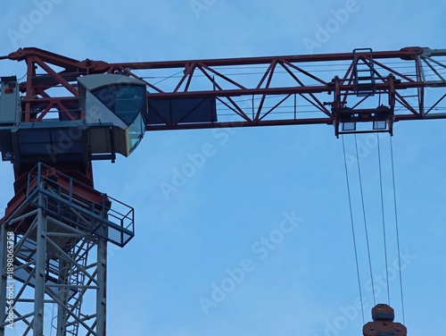 Konstfotografi urban skyline with towering crane, steel cables and jib highlight active develop