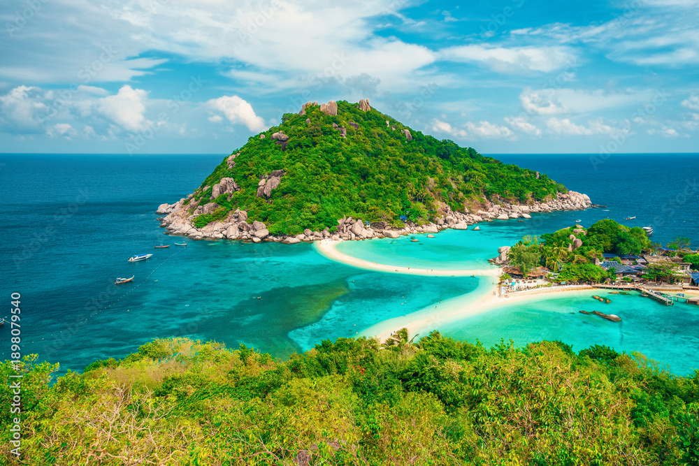 Naklejka premium Tropical Nang Yuan island, Koh Tao with lush green hills, white sandy beaches and turquoise waters surrounded by blue ocean, Thailand. Travel destination for snorkeling and scuba diving near Koh Samui