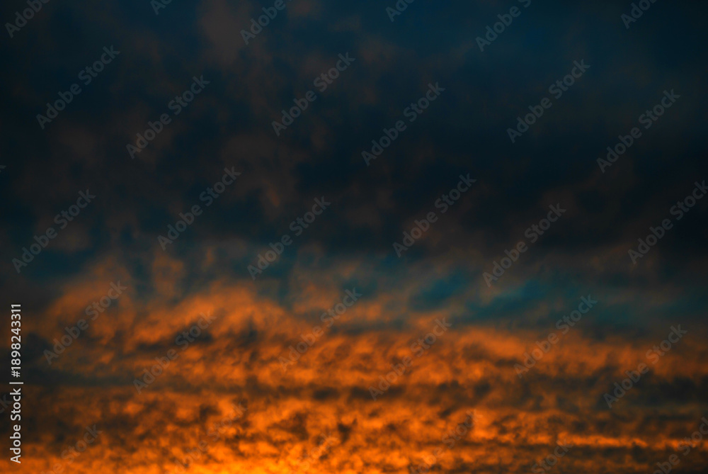 Obraz premium Dramatic stormy cloudy evening sky