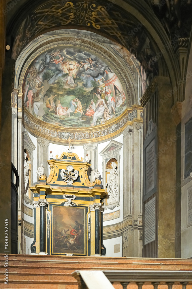 Obraz premium Parma, Italy - January 28, 2026 - Views of the interior of the city's cathedral