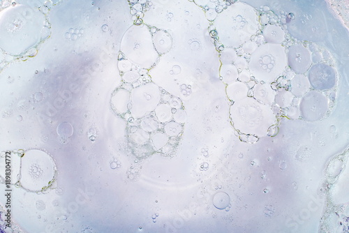 Fotografie Gocce di olio in sospensione in soluzione con acqua e solvente