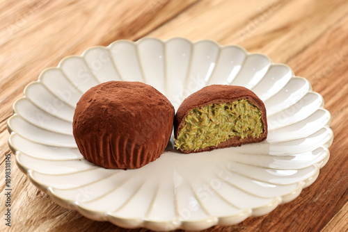 Fotografie Half Dubai Chewy Cookie, showing a rich pistachio and kataifi filling