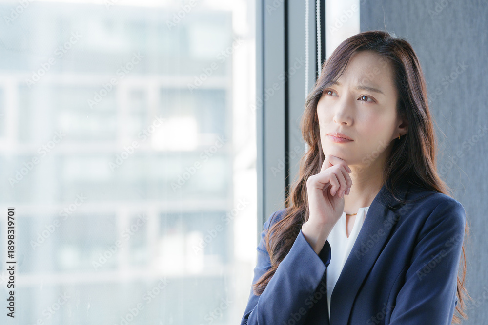 Fototapeta premium オフィスで働くビジネスパーソン女性