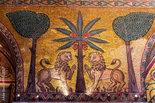 Bild auf Leinwand Two golden lions in front of a palm tree: A detail of the world-famous mosaics i