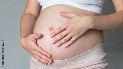 Wallpaper Mural 妊婦がやさしくお腹をさするシーン（妊娠、出産、愛情） Torontodigital.ca