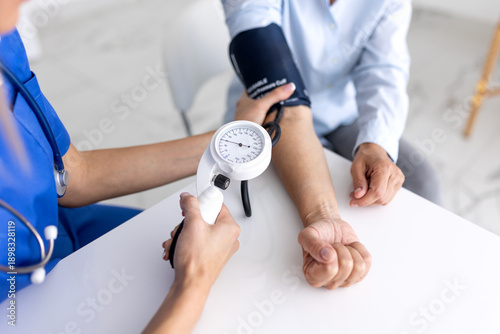Tableau sur toile Blood pressure measurement