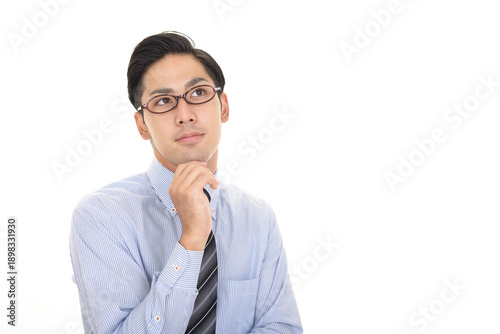 考え事をするビジネスマン