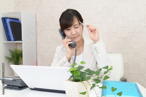 オフィスで電話応対をする女性社員