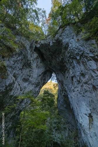Obraz na płótnie 日本 岡山県新見市草間にある巨大な天然橋と鍾乳洞である羅生門の第一門
