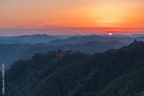 Fototapeta 日本 岡山県高梁市にある雲海展望台から眺める備中松山城と夕焼け空