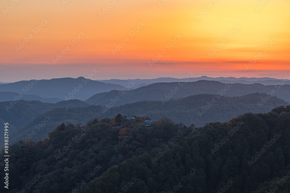 Fototapeta premium 日本 岡山県高梁市にある雲海展望台から眺める備中松山城と夕焼け空