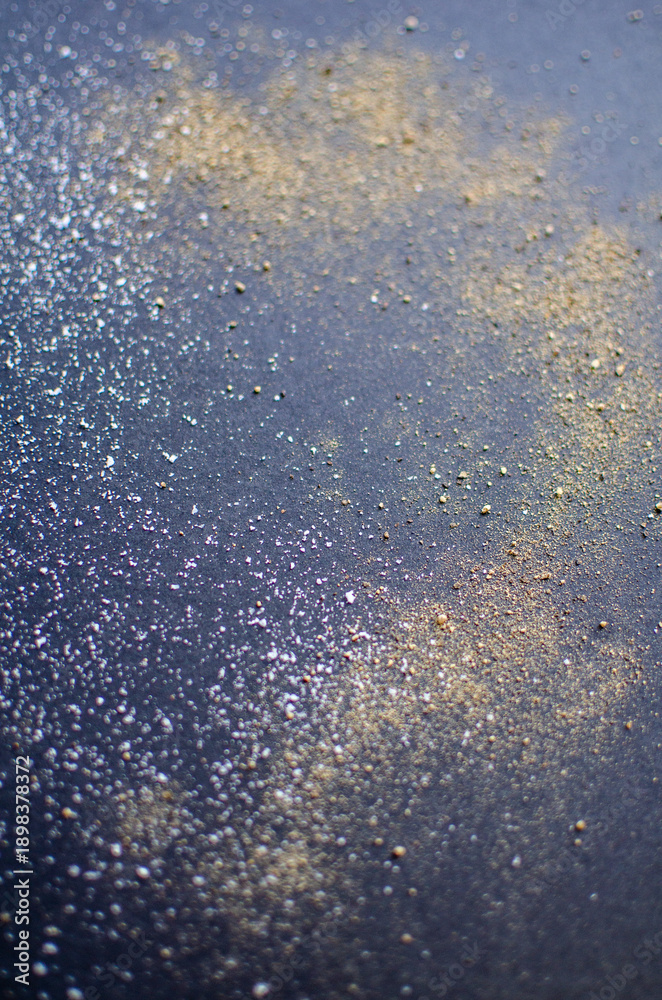 Fototapeta premium Scattered black pepper and salt on a dark background