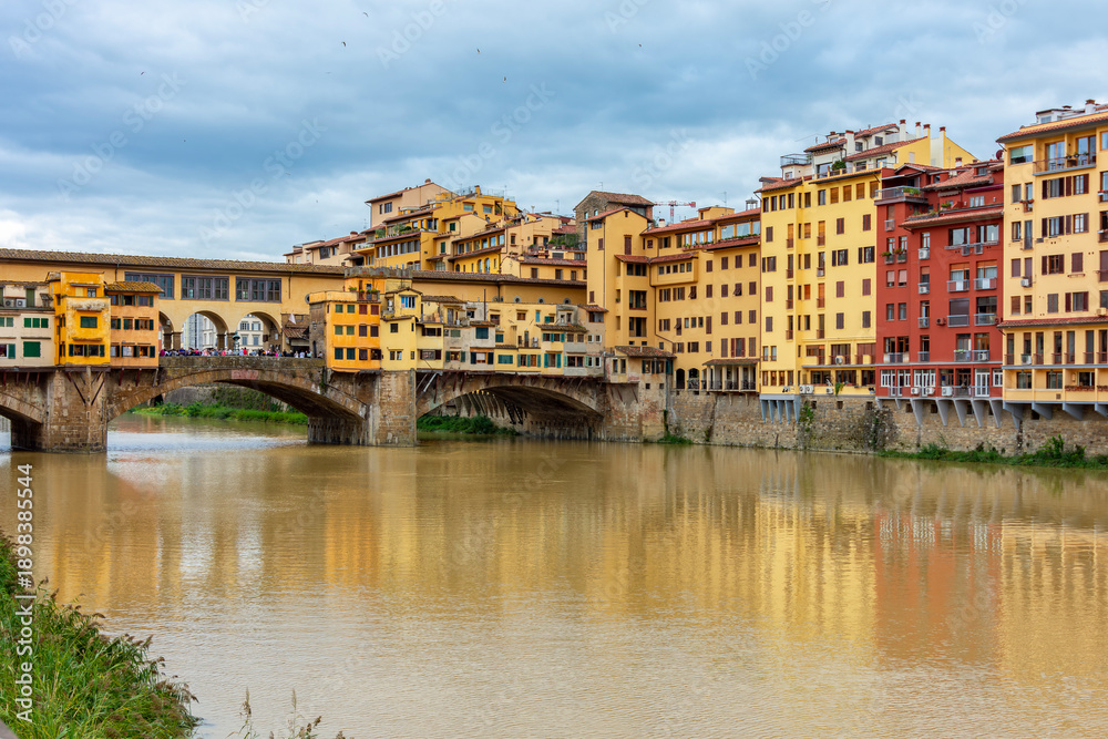 Fototapeta premium Ponte Vecchio bridge over Arno river in Florence, Italy