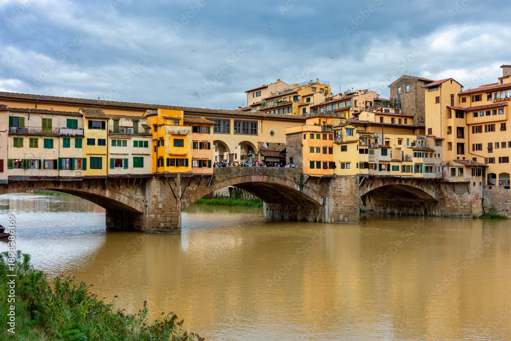 Obraz premium Ponte Vecchio bridge over Arno river in Florence, Italy