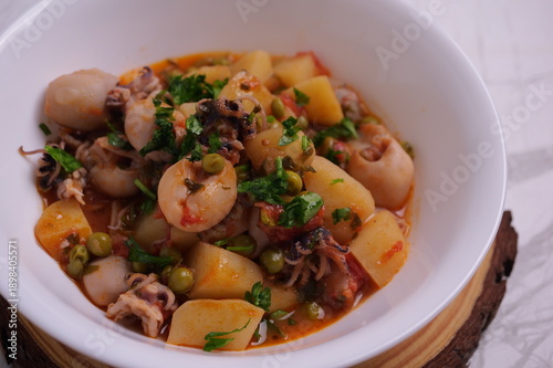 Seppie in umido con patate piselli e pomodoro