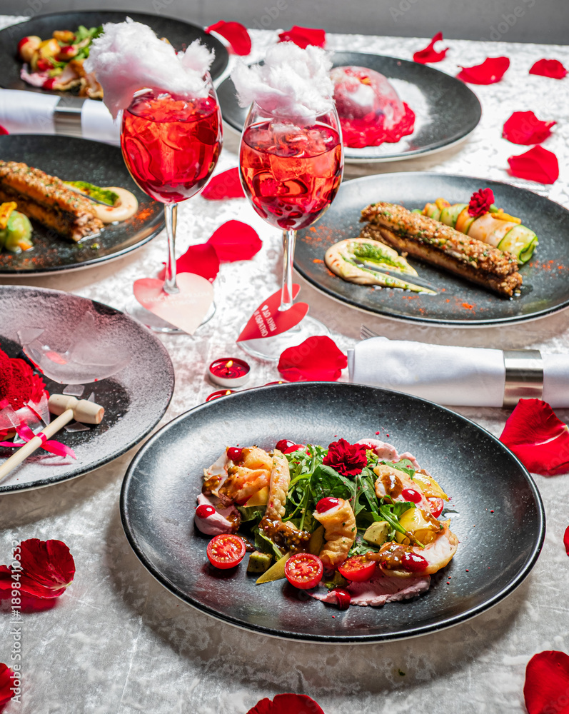 Obraz premium A romantic table setting features exquisite dishes, drinks, and rose petals
