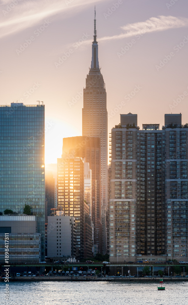 Obraz premium Sunset Skyline with Cityscape