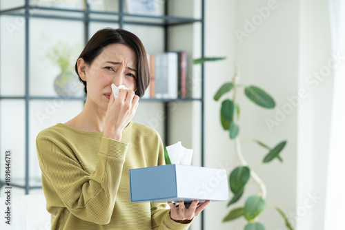 Obraz w ramie 花粉症で辛いミドルの女性