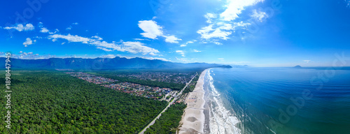 Vista aérea da Praia de Boraceia no litoral norte de Bertioga destacando o contraste entre o mar, a areia clara e a vegetação costeira.