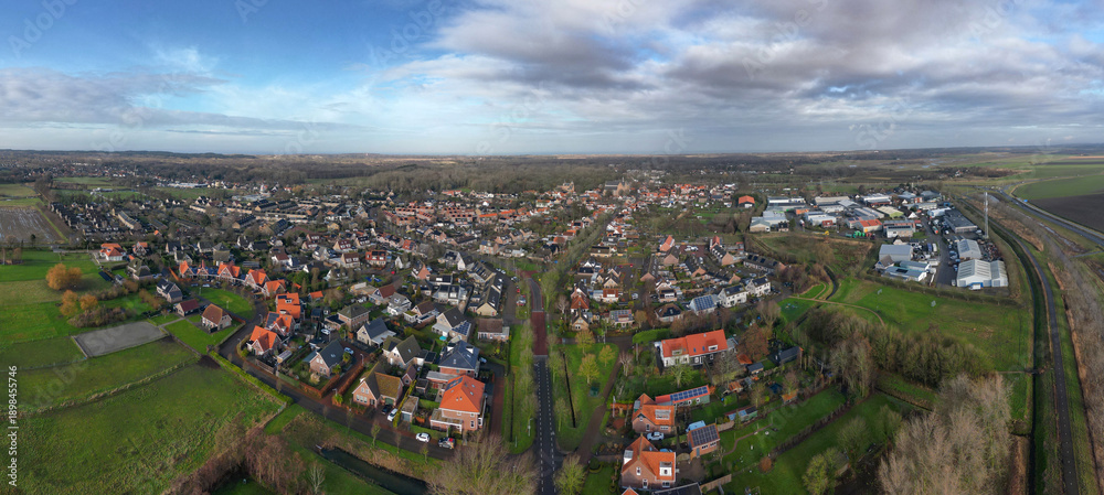 Fototapeta premium Luftaufnahme und Panorama-Aufnahme von Burgh-Haamstede