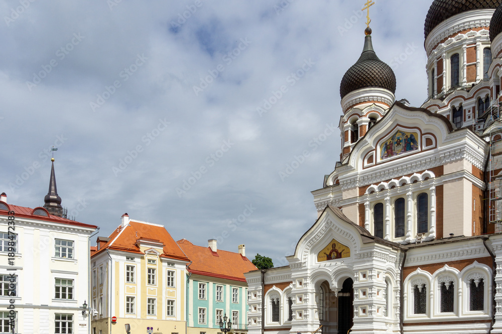 Obraz premium Alexander Nevsky Cathedral in Tallinn Estonia Russian Orthodox Church on Toompea Hill with Historic Old Town Architecture and Iconic Onion Domes