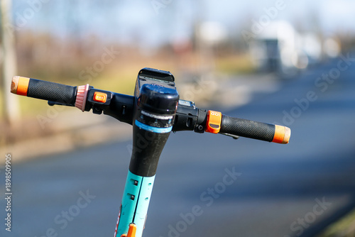 E-Roller am Straßenranf geparkt