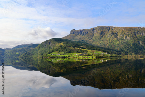 Fotografie Mountain Reflections on Granvinsvatnet Lake, Norway
