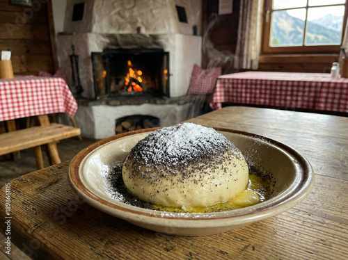 Germknödel mit Mohn und Zucker