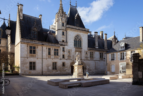 Place et Palais Jacques Coeur à Bourges