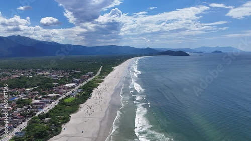 Vista aérea da praia de Boraceia em Bertioga com mar agitado e céu nublado, destacando o litoral norte de São Paulo e a natureza preservada