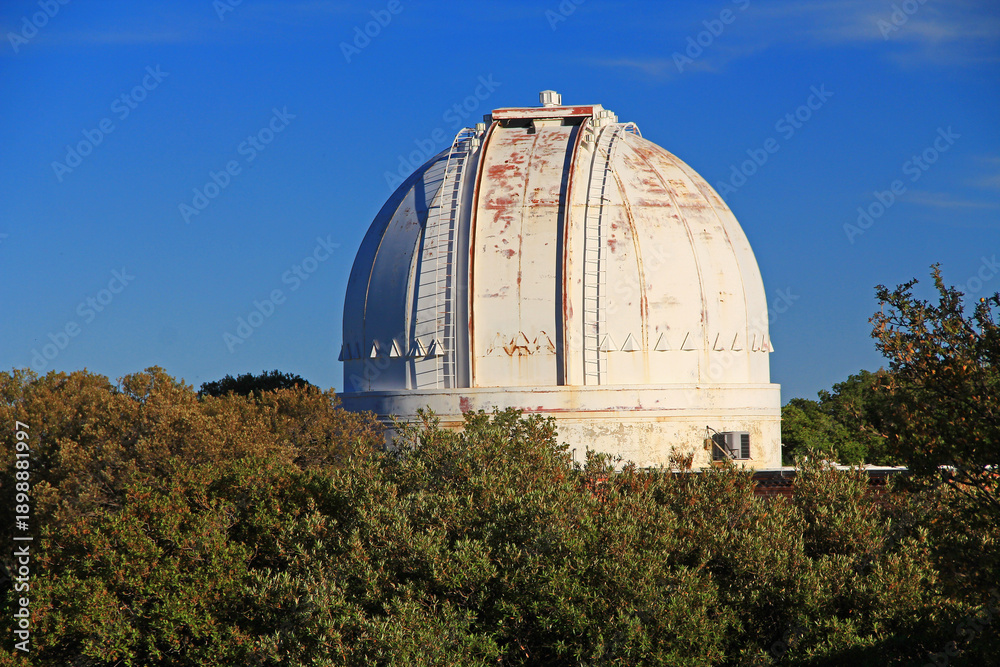 Obraz premium Telescope at the NSF Kitt Peak National Observatory in the Sonoran Desert, near Tucson, Arizona, USA on I’oligam Du’ag or Manzanita Bush Mountain in the Quinlan Mountain range within the Tohono O’odha