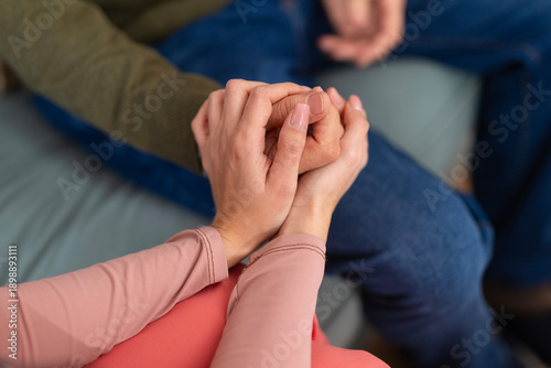 Foto Woman comforting man holding hands showing support