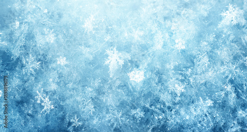 Foto Macro photography of delicate ice and hoarfrost crystals forming natural snowflake patterns on a deep blue winter background, ideal for seasonal, cold, and abstract concepts