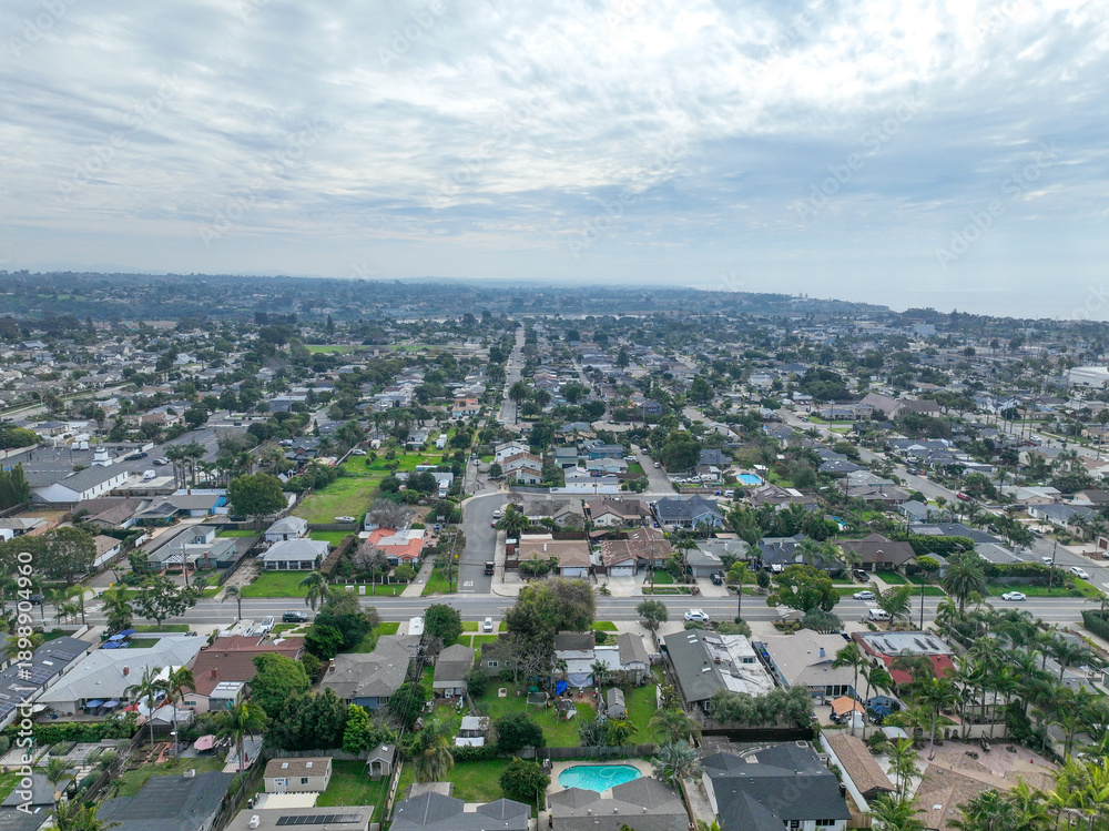Obraz premium Aerial view of houses in the valley of Oceanside town in San Diego, California. USA.