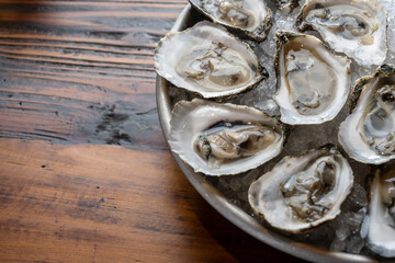Papier peint photo Restaurant Huîtres fraîches plateau fruits de mer  © Steve