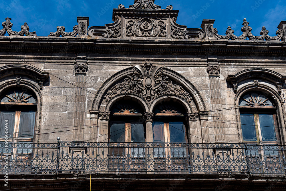 Obraz premium arquitectura, edificio, house of god, hito, ciudad, europa, cielo, fachada, palacio, viajando, italia, catedral, viejo, ópera, historicas, turismo, parís, antiguas, cristaleras, cultura, monumento, sa