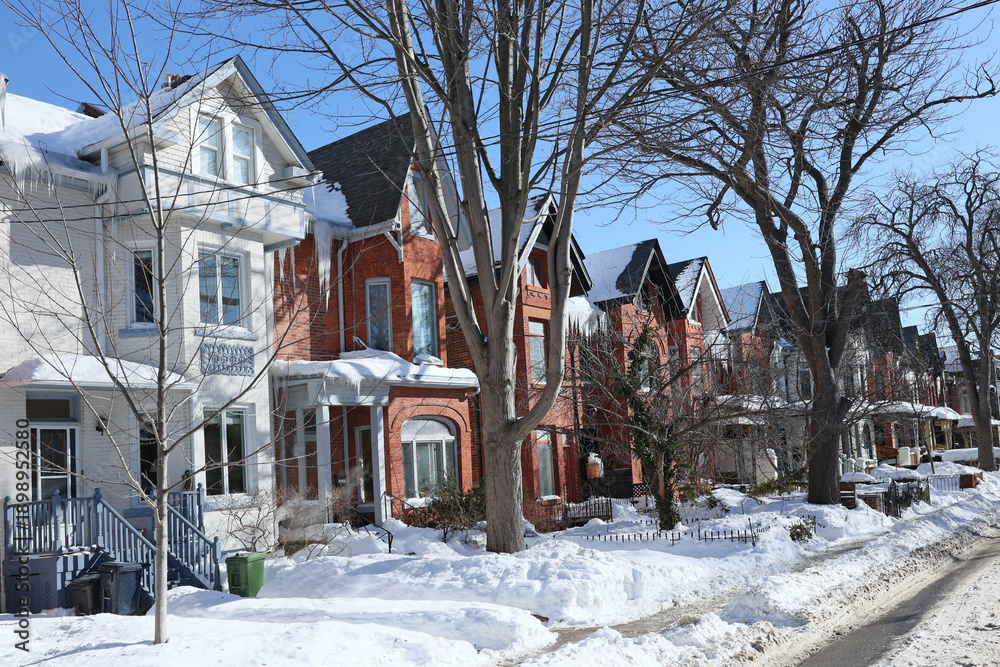 Naklejka premium Street of bay and gable Victorian houses in winter