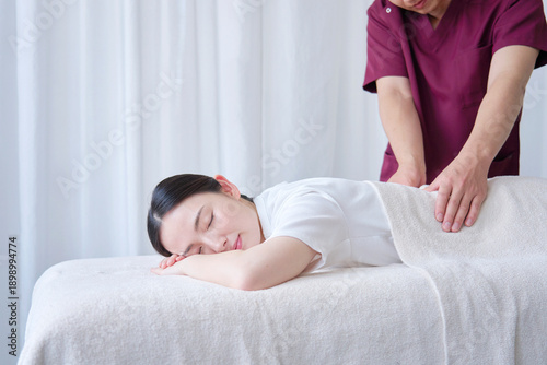 Wallpaper Mural 女性　マッサージ師による背中のマッサージ Torontodigital.ca