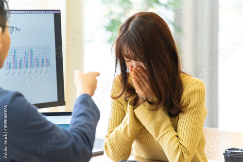 Photos 職場で叱責され落ち込む女性,上司から指摘を受けるビジネスシーン, Female Employee Feeling Distressed While Being