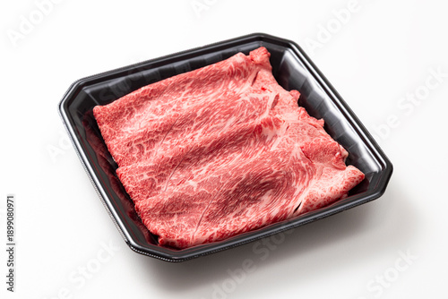 白背景にすき焼き用の牛肩ロース肉