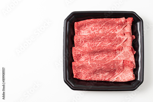 白背景に黒毛和牛のロース肉