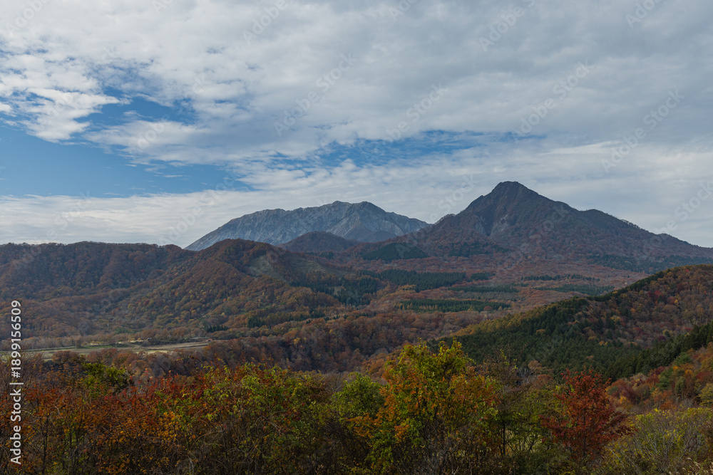 Fototapeta premium 日本 岡山県真庭市蒜山にある鬼女台展望台から眺める奥大山と烏ヶ山と紅葉