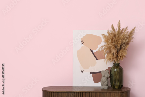 Vase with pampas grass, wom...
