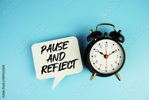Foto Pause And Reflect text on speech bubble with alarm clock on blue background
