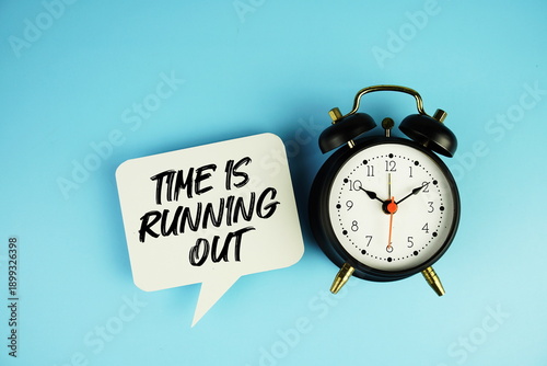 Εκτύπωση καμβά Time is Running Out text on speech bubble with alarm clock on blue background
