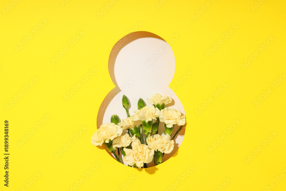 Obraz premium Vibrant flowers on a festive yellow background