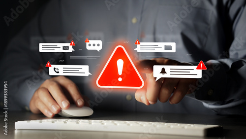 Foto The businessman's hand is touching a virtual alert icon about threats from scams