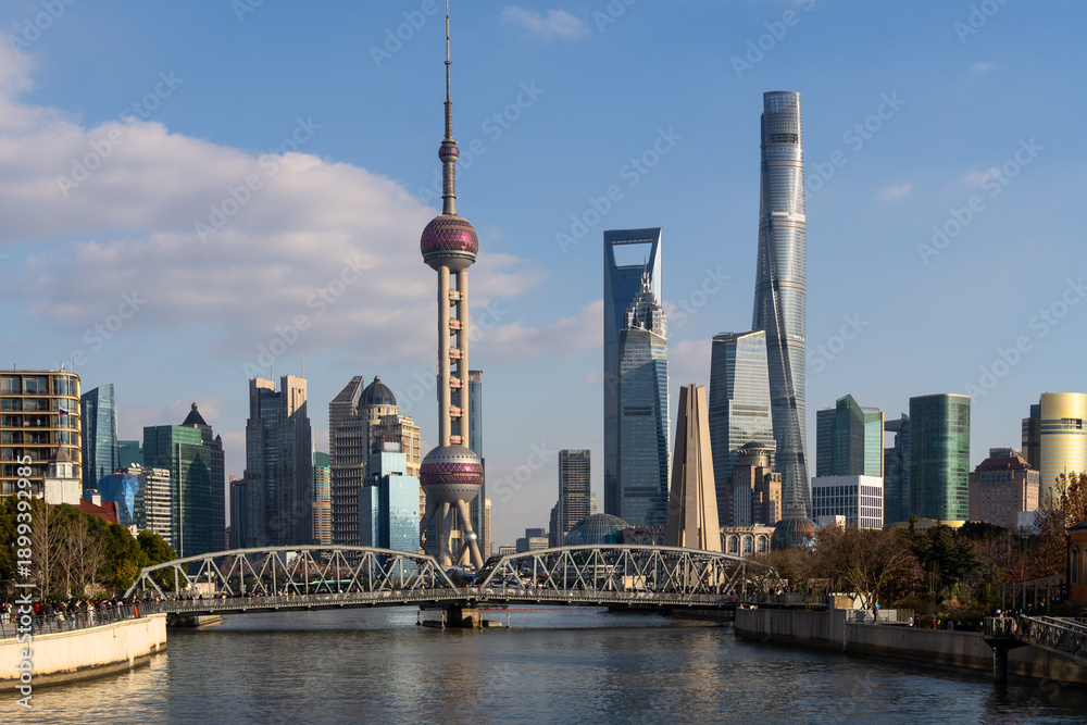 Obraz premium Shanghai, China: Shanghai city skyline along the Suzhou creek river with Waibaidu Bridge and the modern skyscrapers of Pudong financial district in China.